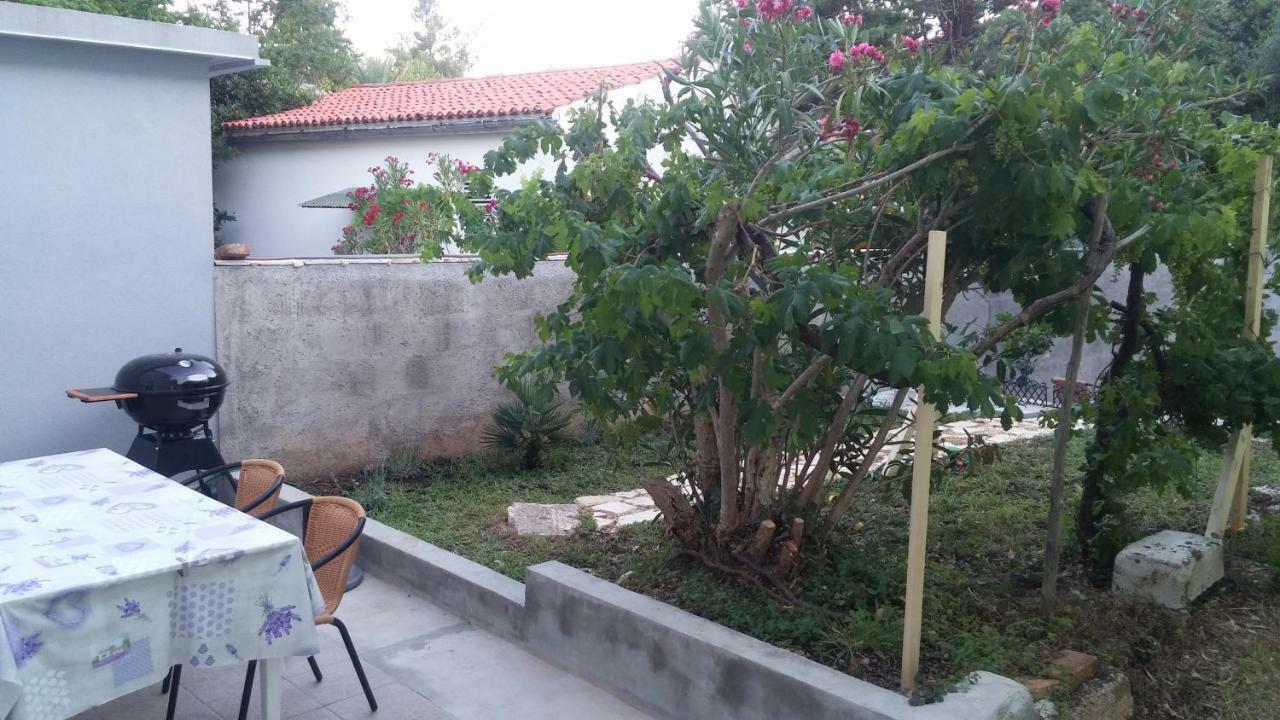 Apartamento Family House Nerezine Exterior foto